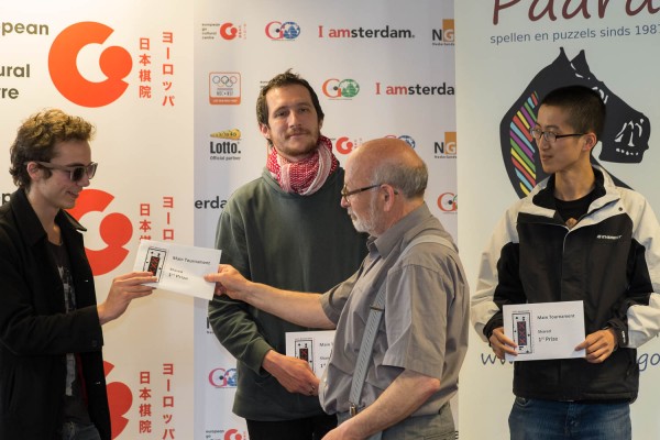2015.05.22_Amsterdam Tournament Director Roel van Kollem handing out the prizes to the 3 winners
