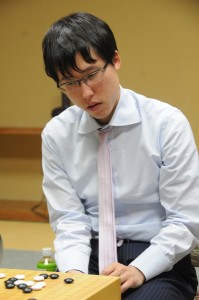 2015.08.09_Iyama wins 40th Gosei