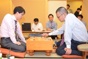 2015.09.21_Iyama (L) beat Yuki Satoshi in Tengen play-off