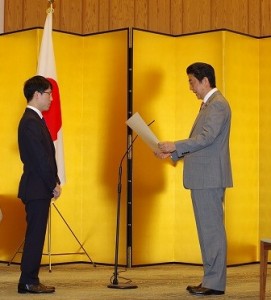 2016.08.17_Iyama & PM Abe-crop