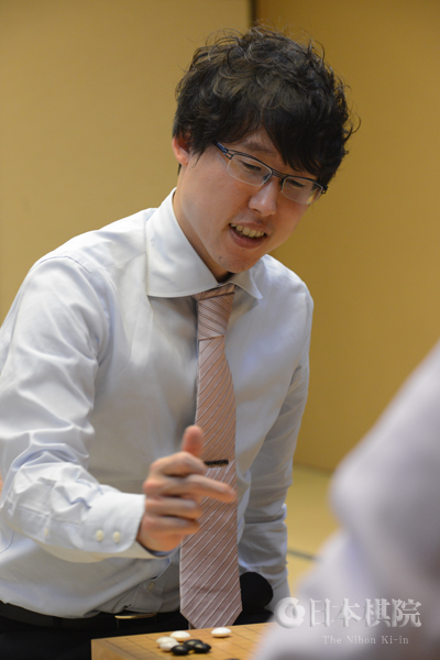 2017.09.19-Meijin 2 Iyama looks happy