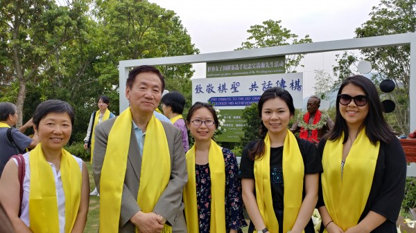 2018.05.13_NA team photo with Lin Haifeng in front of Go Seigen's statue at the cemetery