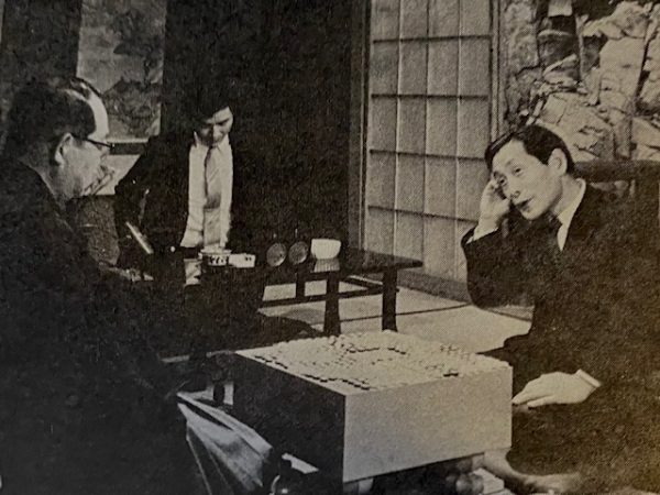Miyashita Shūyō and Fujisawa Hōsai talking after counting the score of their game at the 3rd Hayago Championship in March 1971